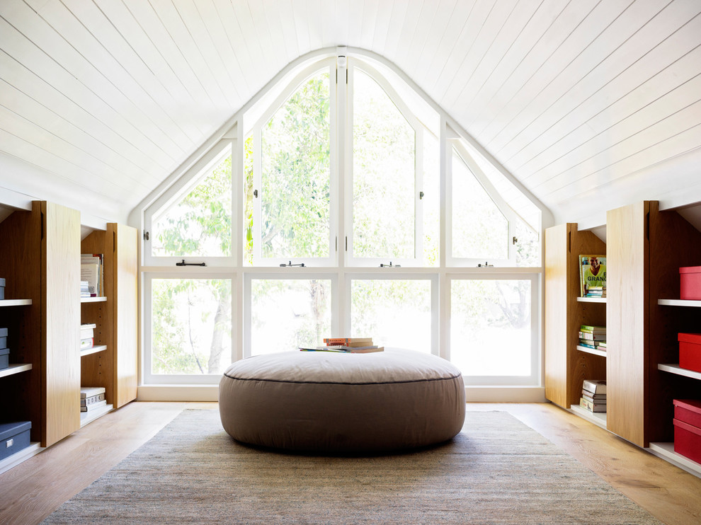 Idee per un soggiorno minimal con libreria