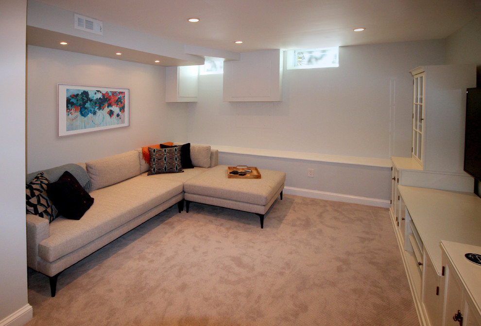 Immagine di un soggiorno chic di medie dimensioni e aperto con moquette, nessun camino, sala giochi, pareti grigie, TV a parete e pavimento beige