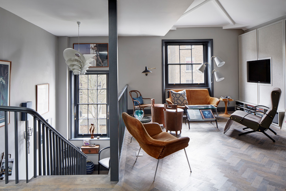 Klassisches Wohnzimmer im Loft-Stil mit Multimediawand und hellem Holzboden in London