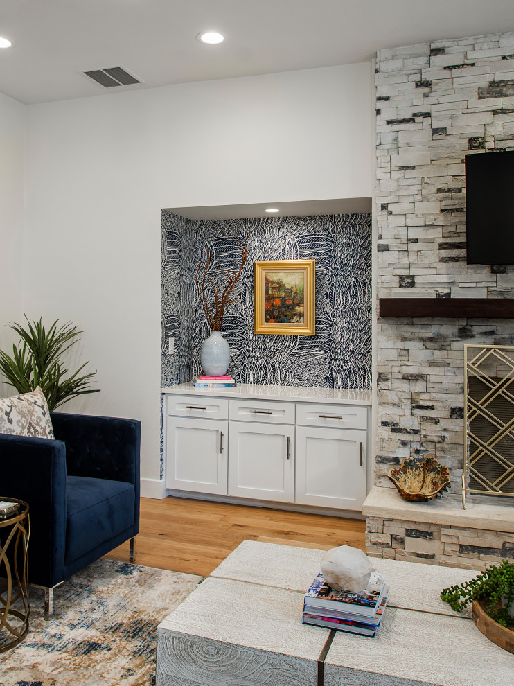 Идея дизайна: открытая гостиная комната среднего размера в стиле неоклассика (современная классика) с белыми стенами, паркетным полом среднего тона, стандартным камином, фасадом камина из камня, телевизором на стене и коричневым полом