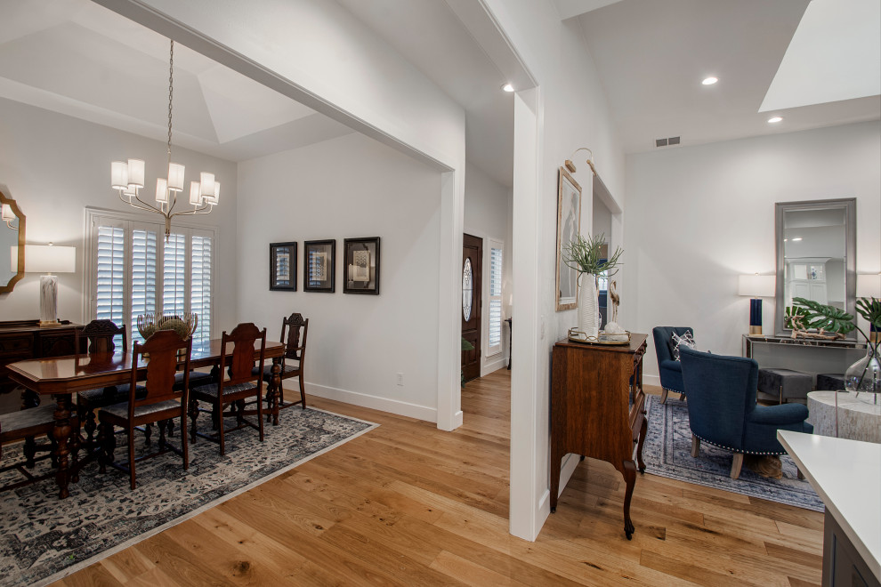Mittelgroßes, Offenes Klassisches Wohnzimmer mit weißer Wandfarbe, braunem Holzboden und braunem Boden in Dallas