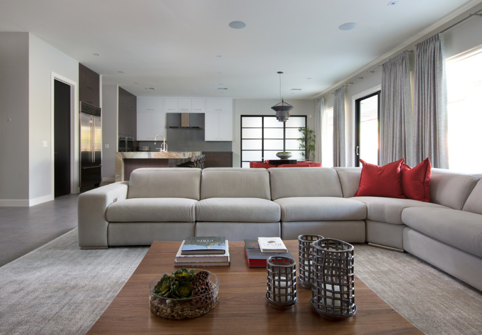 Imagen de sala de estar abierta tradicional renovada grande con paredes grises, suelo de baldosas de porcelana y suelo gris