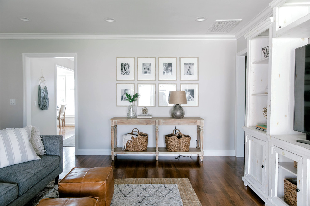Foto de sala de estar tradicional renovada de tamaño medio con suelo de madera en tonos medios, paredes grises y suelo marrón