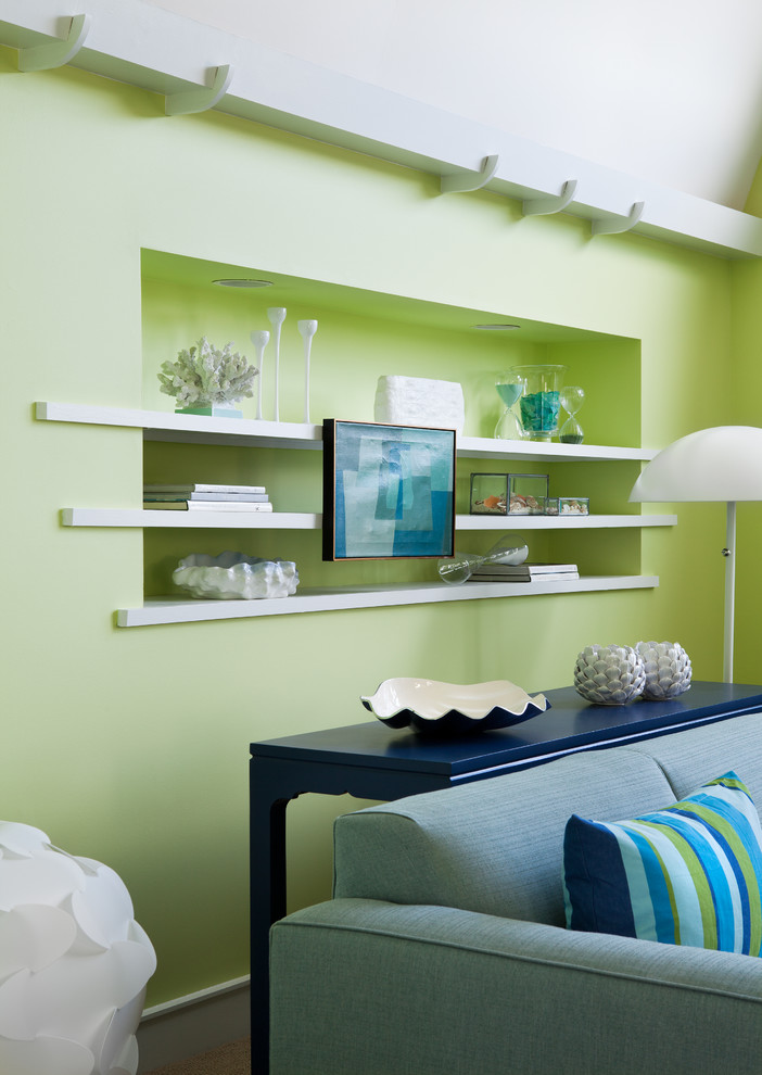 Idee per un grande soggiorno stile marino aperto con pareti verdi, moquette, nessun camino, TV a parete e pavimento beige
