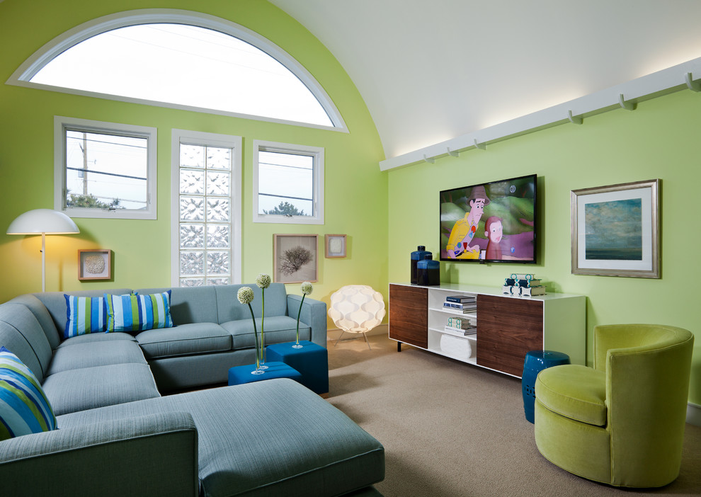 Inspiration pour une grande salle de séjour marine ouverte avec un mur vert, moquette, aucune cheminée, un téléviseur fixé au mur et un sol beige.