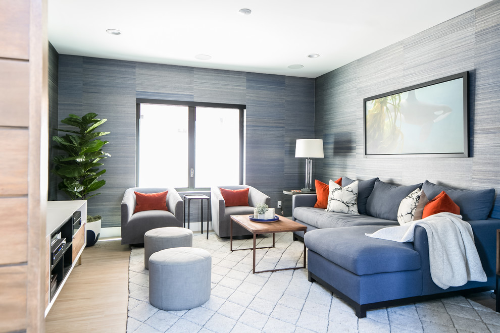 Foto di un grande soggiorno minimalista chiuso con sala giochi, pareti blu, pavimento con piastrelle in ceramica, nessun camino, TV a parete e pavimento beige