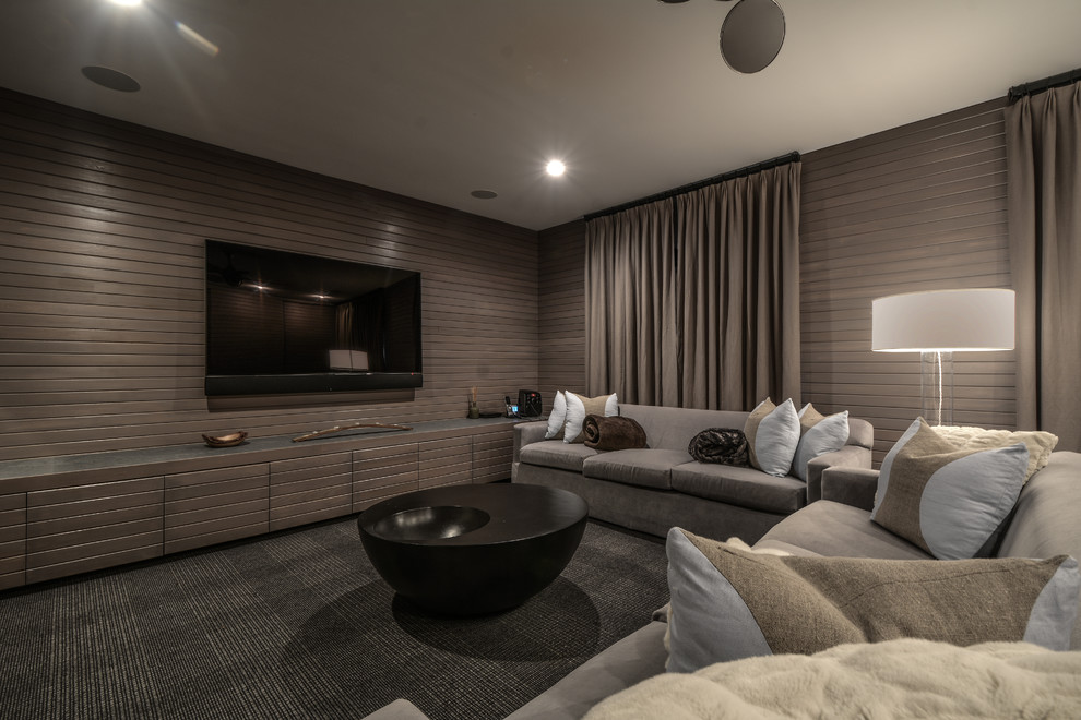 Ispirazione per un grande soggiorno minimalista chiuso con pareti marroni, moquette, nessun camino e TV a parete