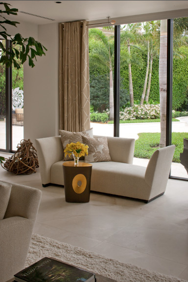 Ejemplo de sala de estar abierta contemporánea grande sin chimenea y televisor con suelo de piedra caliza y paredes blancas