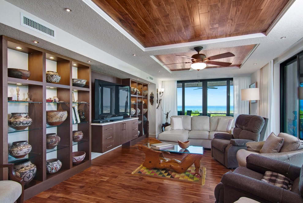 Foto de sala de estar clásica con suelo de madera en tonos medios y televisor independiente