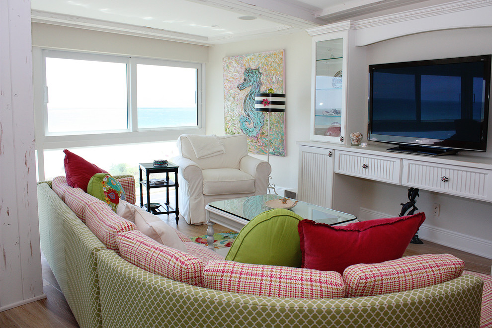 Ispirazione per un grande soggiorno stile marino aperto con pareti beige, parquet chiaro, nessun camino e parete attrezzata