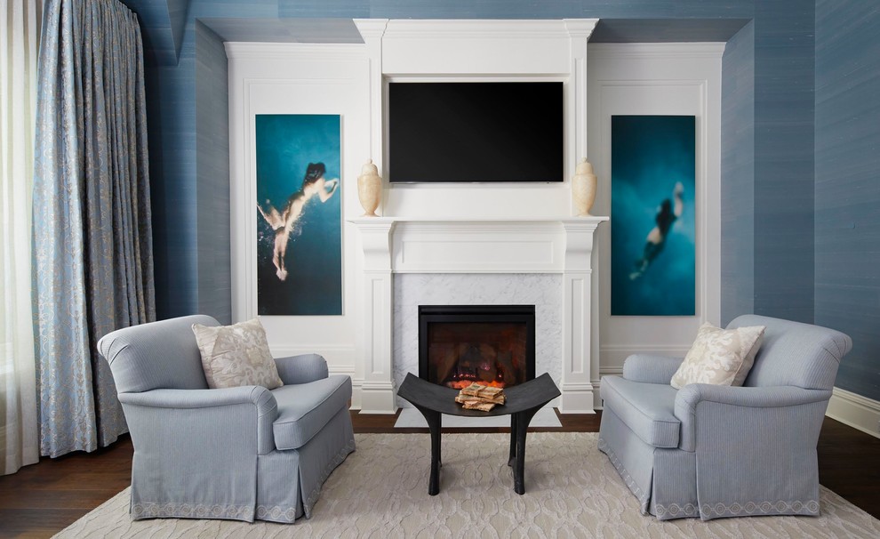 Idée de décoration pour un salon tradition avec un mur bleu, parquet foncé, une cheminée standard, un manteau de cheminée en pierre et un téléviseur fixé au mur.