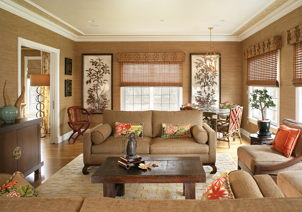 Diseño de sala de estar cerrada asiática grande sin chimenea con paredes beige y suelo de madera en tonos medios