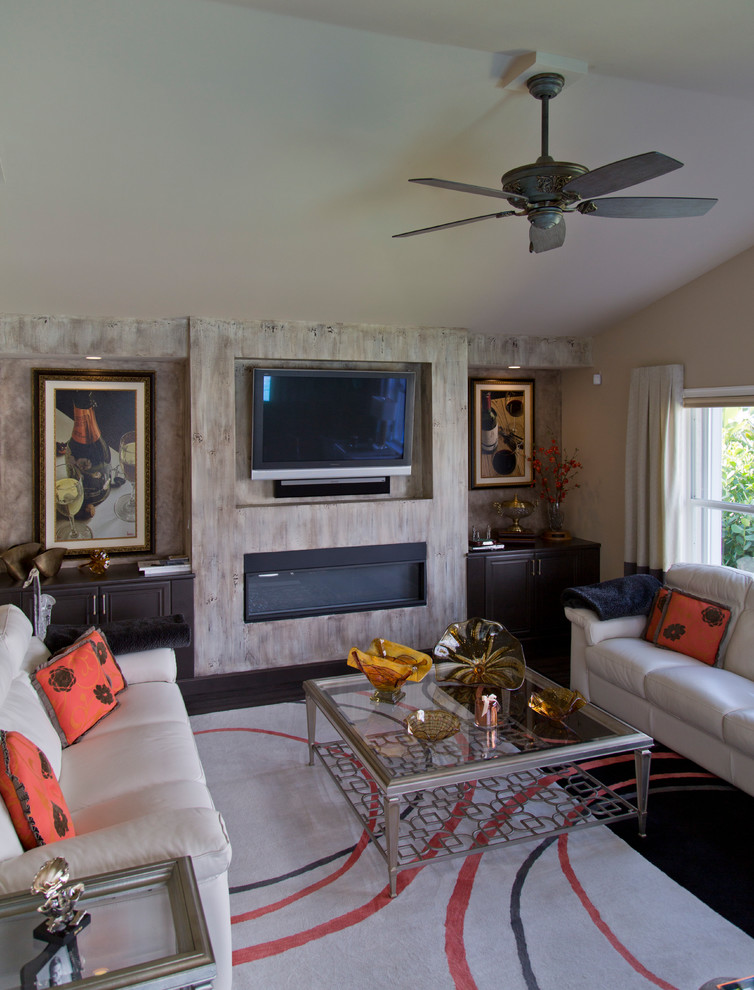 Großes, Abgetrenntes Klassisches Wohnzimmer mit beiger Wandfarbe, dunklem Holzboden, Gaskamin, Kaminumrandung aus Holz, TV-Wand und braunem Boden in Miami