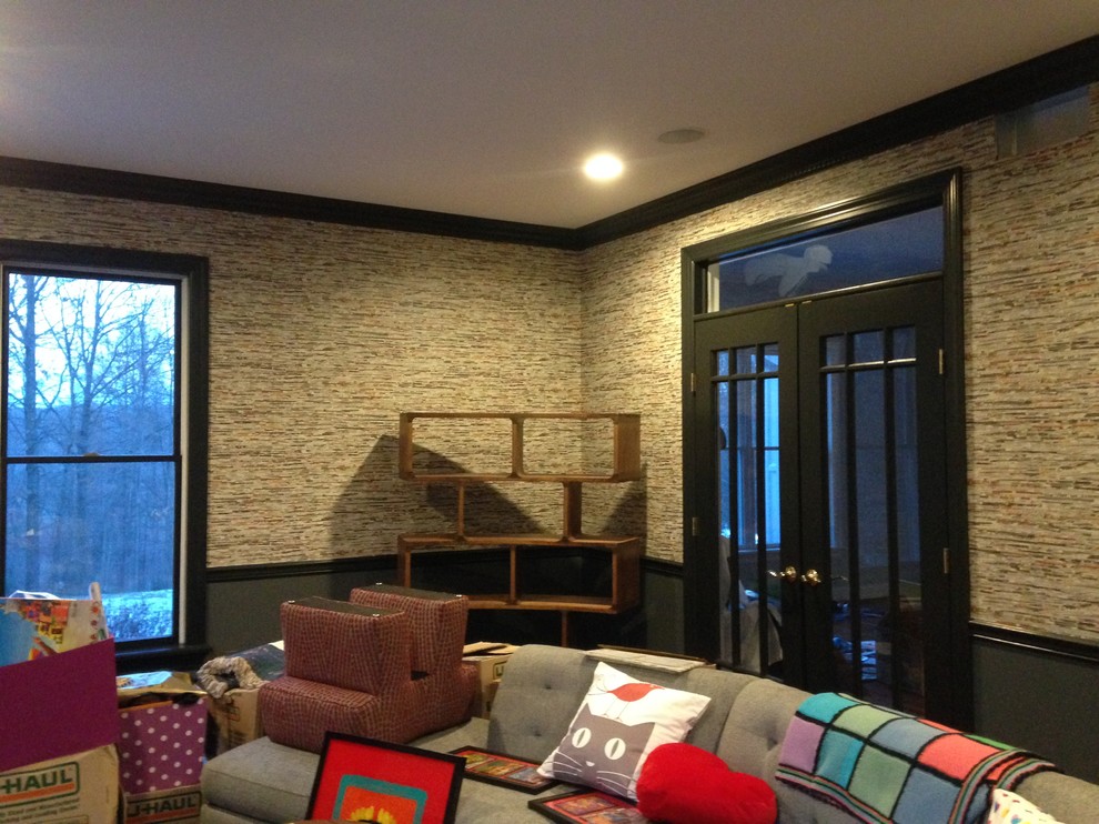 Exemple d'une salle de séjour tendance de taille moyenne et fermée avec un mur multicolore, un sol en bois brun, aucune cheminée et un téléviseur fixé au mur.