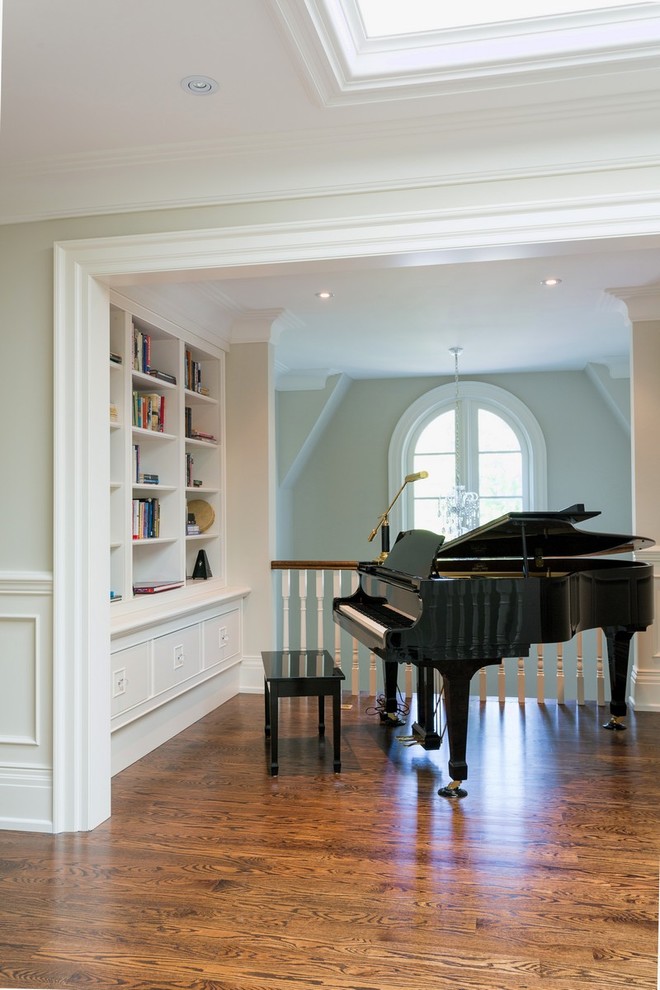 На фото: двухуровневая гостиная комната в классическом стиле с музыкальной комнатой, серыми стенами и паркетным полом среднего тона без телевизора с