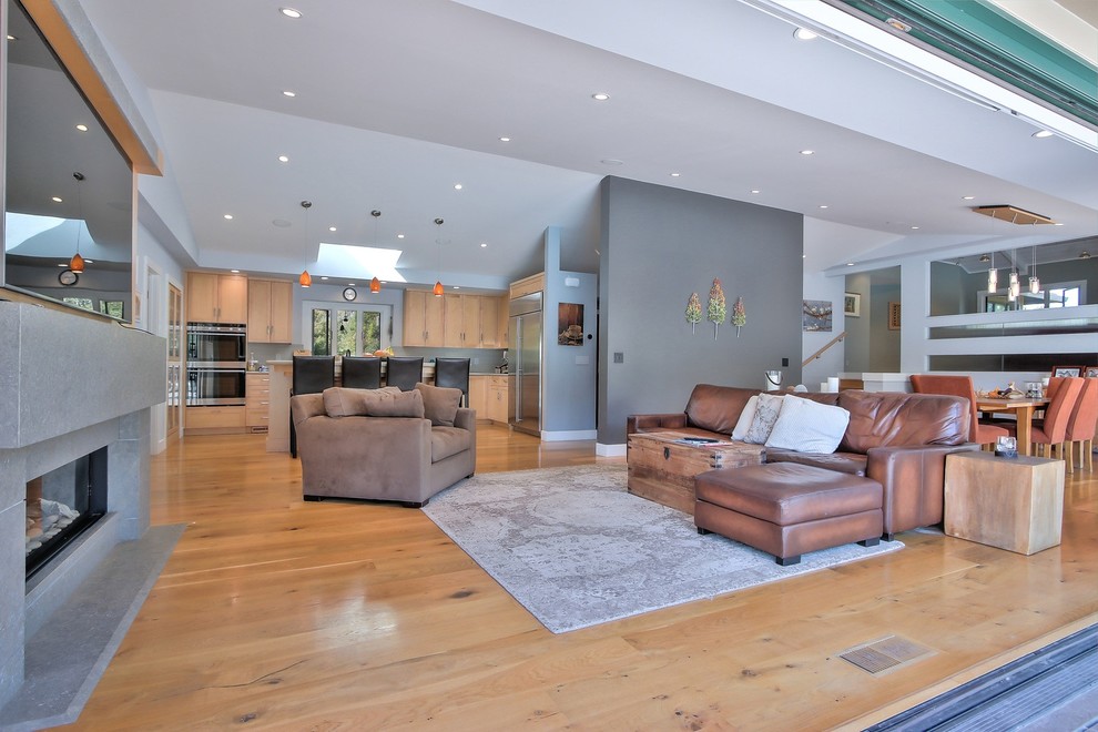 Offenes Modernes Wohnzimmer mit grauer Wandfarbe, hellem Holzboden, TV-Wand und braunem Boden in San Francisco