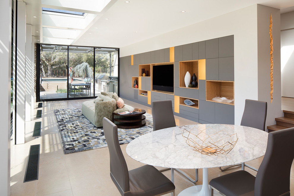 Идея дизайна: открытая гостиная комната среднего размера в современном стиле с белыми стенами, полом из известняка, мультимедийным центром и серым полом без камина