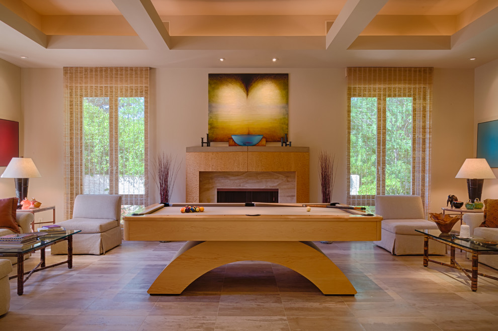 Inspiration pour une salle de séjour traditionnelle avec un mur beige et une cheminée standard.