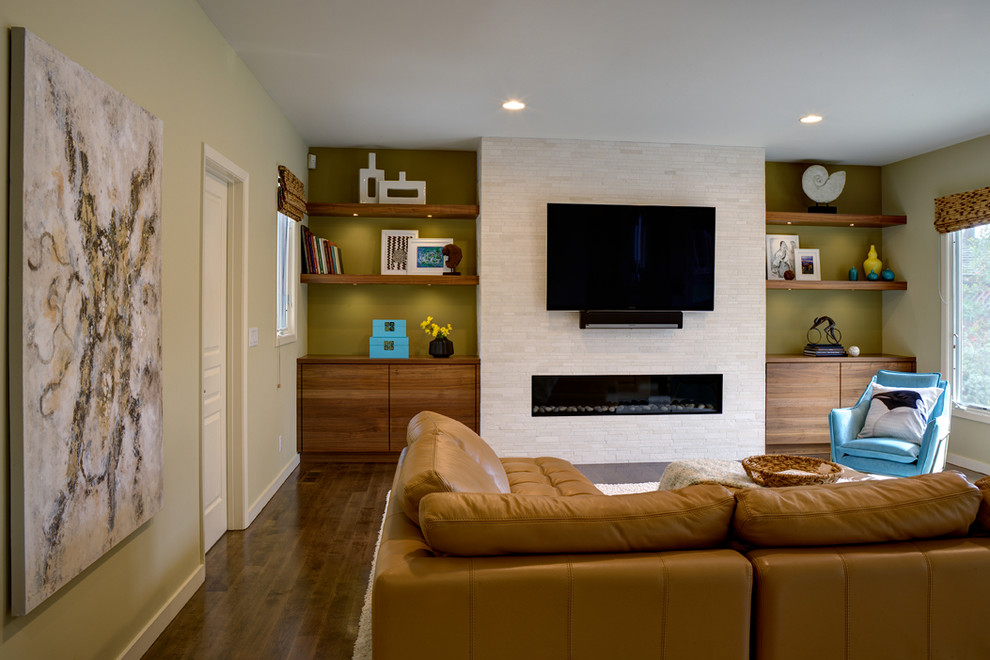 Идея дизайна: изолированная гостиная комната среднего размера в стиле неоклассика (современная классика) с паркетным полом среднего тона, горизонтальным камином, фасадом камина из камня, зелеными стенами, телевизором на стене и коричневым полом