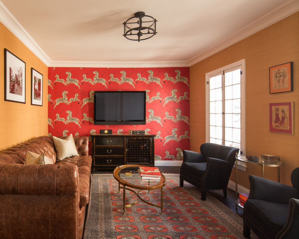 Aménagement d'une salle de séjour craftsman de taille moyenne et fermée avec un mur rouge, parquet foncé et un téléviseur fixé au mur.