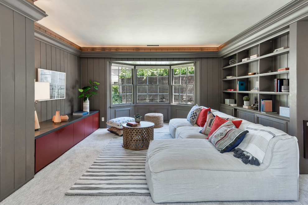 На фото: гостиная комната в стиле неоклассика (современная классика) с с книжными шкафами и полками, серыми стенами, ковровым покрытием и серым полом без камина, телевизора