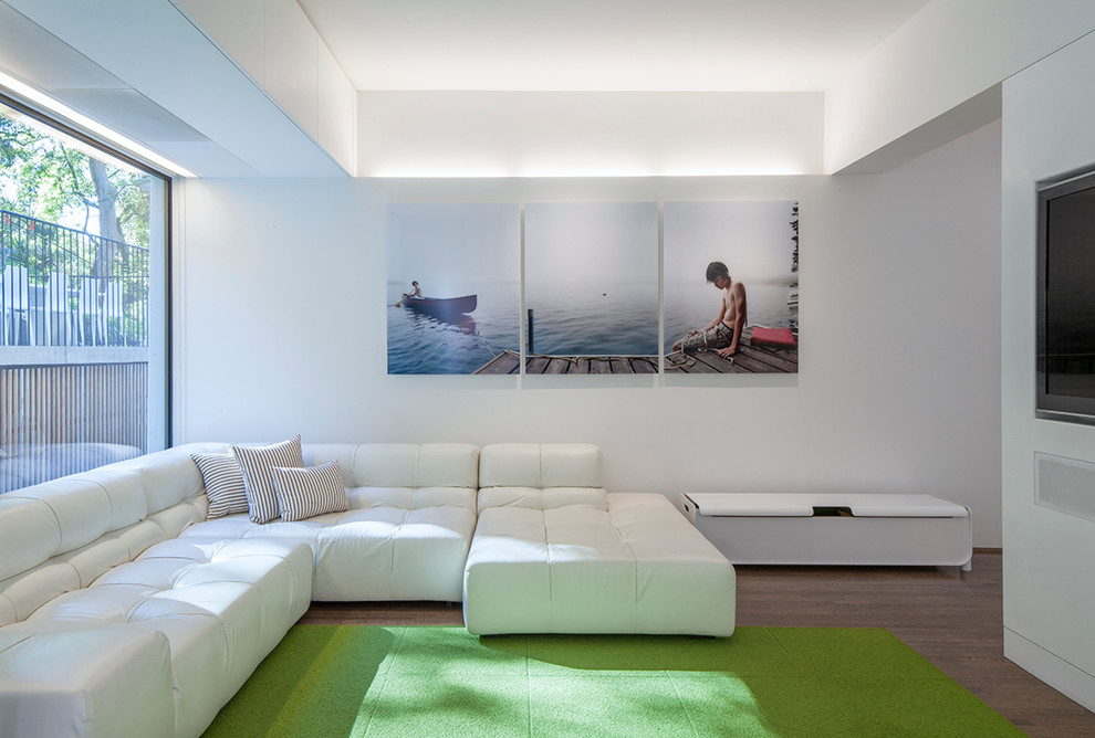 Пример оригинального дизайна: большая изолированная гостиная комната в стиле модернизм с паркетным полом среднего тона и скрытым телевизором без камина