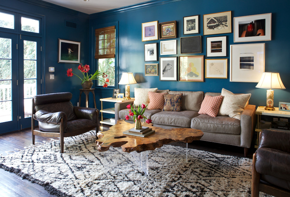 Modelo de sala de estar tradicional renovada de tamaño medio con paredes azules y suelo de madera oscura