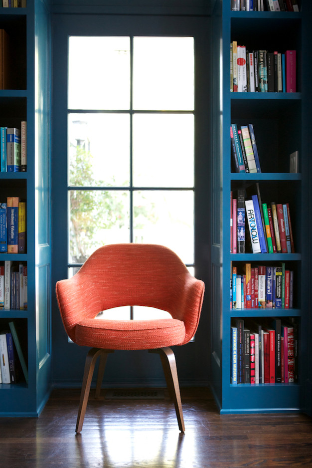 Ispirazione per un soggiorno chic di medie dimensioni con libreria, pareti blu e parquet scuro