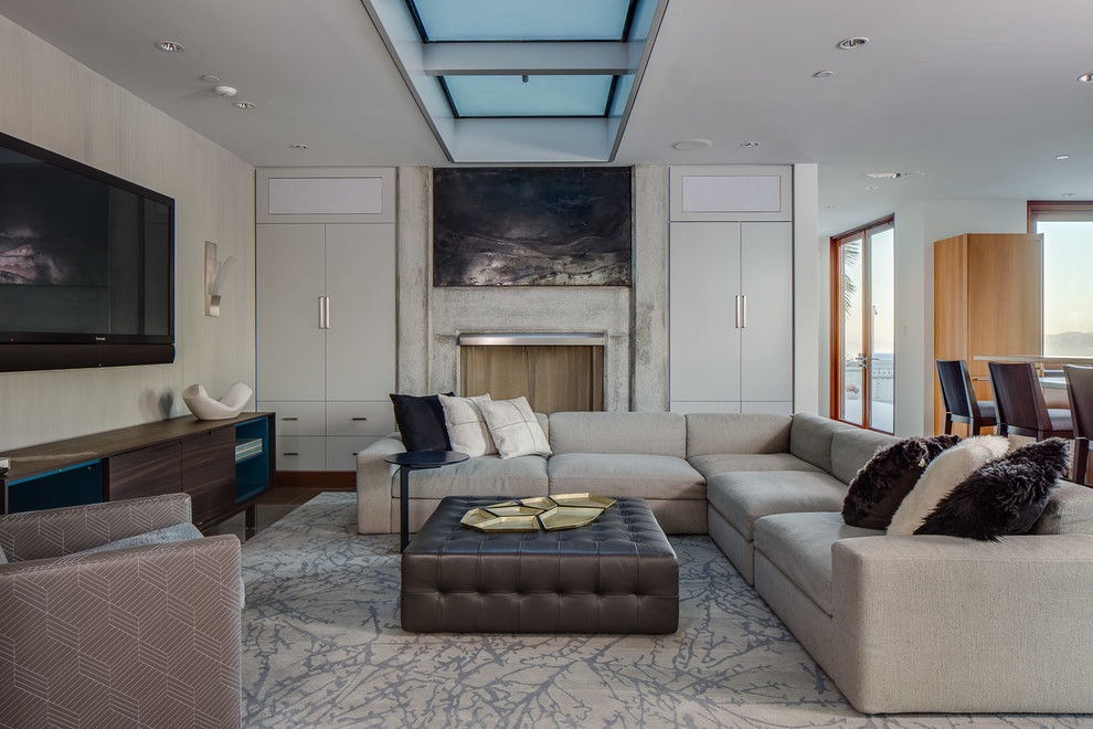 Diseño de sala de estar abierta minimalista grande con todas las chimeneas, marco de chimenea de hormigón, televisor colgado en la pared, paredes blancas y suelo marrón