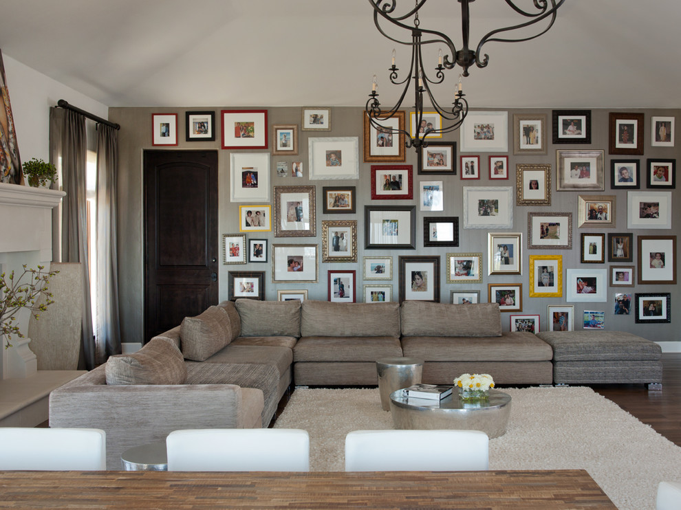 Foto di un soggiorno chic aperto con pareti beige e parquet scuro