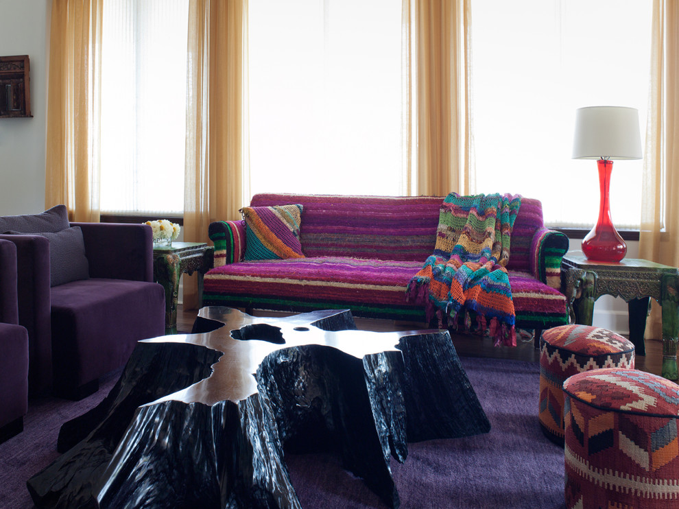 Immagine di un soggiorno boho chic con pareti bianche, pavimento viola e moquette
