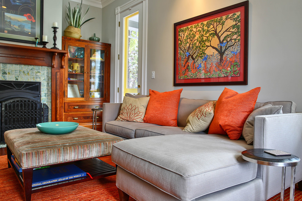 Mittelgroßes, Abgetrenntes Shabby-Style Wohnzimmer mit Keramikboden, Kamin, gefliester Kaminumrandung und freistehendem TV in San Francisco