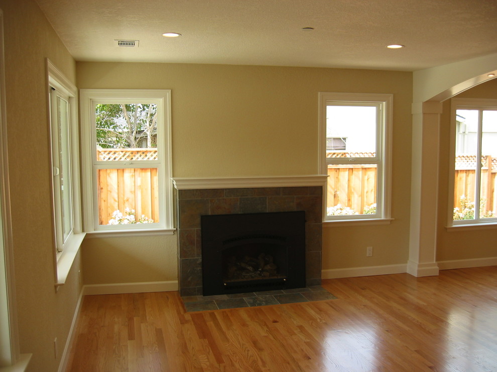 Foto de sala de estar abierta tradicional pequeña sin chimenea y televisor con paredes beige, suelo de madera en tonos medios y suelo marrón