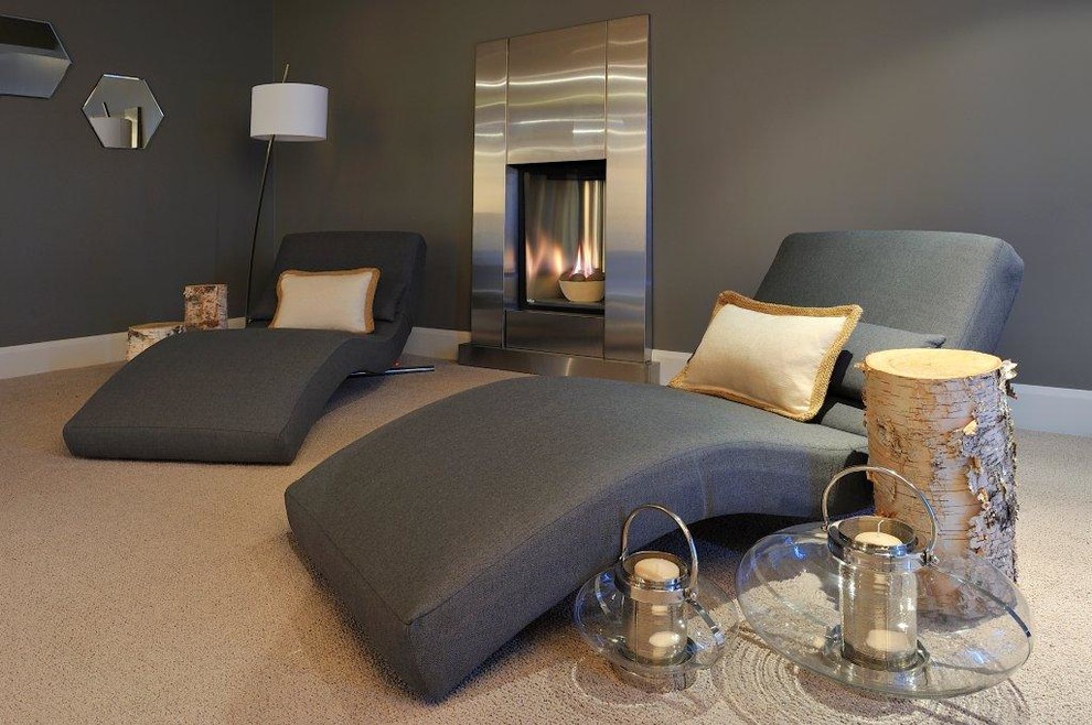 Exemple d'une salle de séjour chic ouverte avec un mur gris, moquette, une cheminée standard, un manteau de cheminée en carrelage et aucun téléviseur.