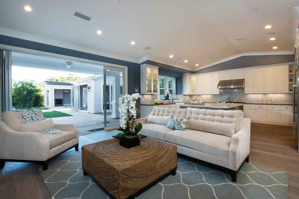Großes, Offenes Modernes Wohnzimmer mit blauer Wandfarbe und dunklem Holzboden in Los Angeles