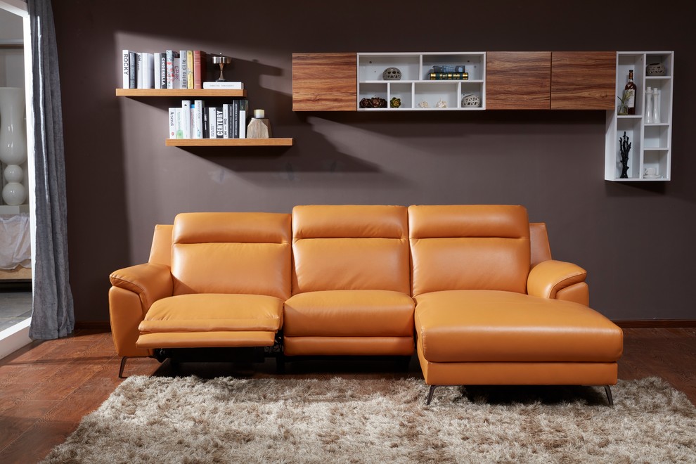 Immagine di un soggiorno moderno con pareti grigie, pavimento in laminato e pavimento marrone
