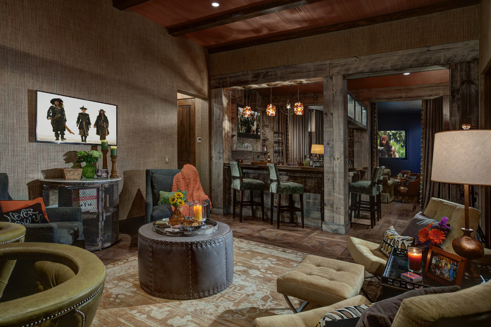 Mittelgroßes, Offenes Mediterranes Wohnzimmer mit Hausbar, brauner Wandfarbe, dunklem Holzboden, TV-Wand und braunem Boden in Sonstige