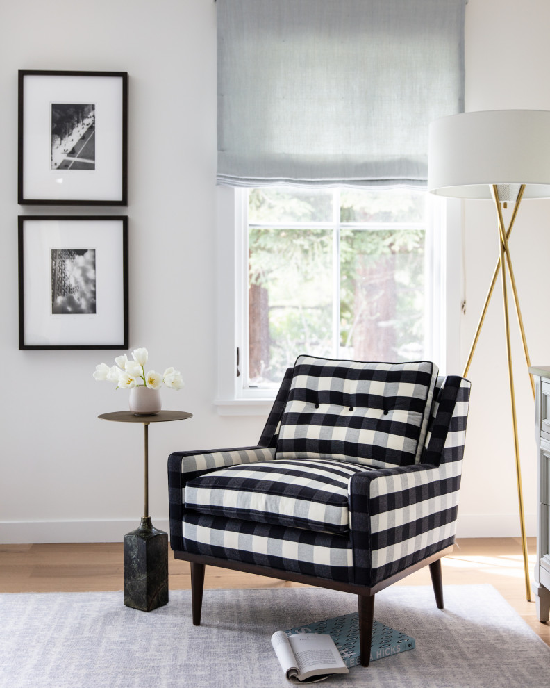 Imagen de sala de estar abierta clásica renovada de tamaño medio con paredes blancas, suelo de madera en tonos medios y suelo beige