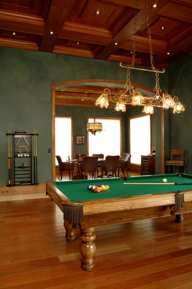 Diseño de sala de juegos en casa abierta tradicional renovada extra grande con paredes verdes