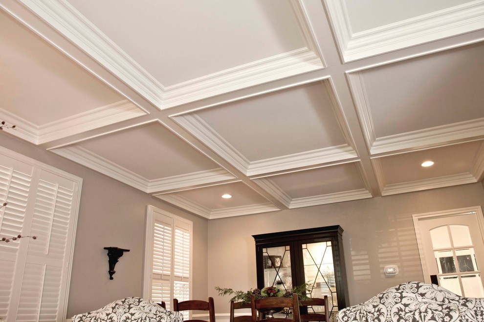 Foto de sala de estar abierta clásica renovada grande con paredes beige y suelo de madera en tonos medios