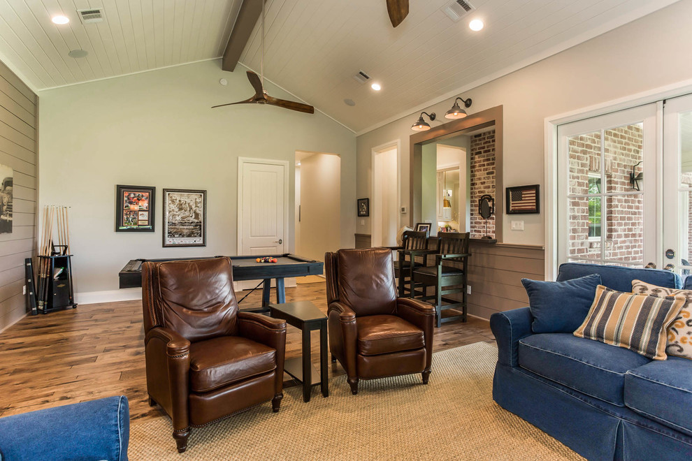 Idee per un soggiorno country aperto con sala giochi, pavimento in legno massello medio, TV a parete e pavimento marrone