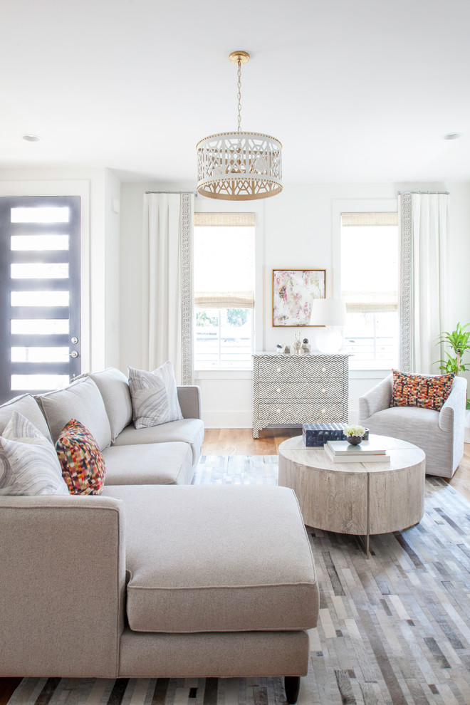 Foto de sala de estar tradicional renovada con paredes blancas, suelo de madera en tonos medios y suelo beige