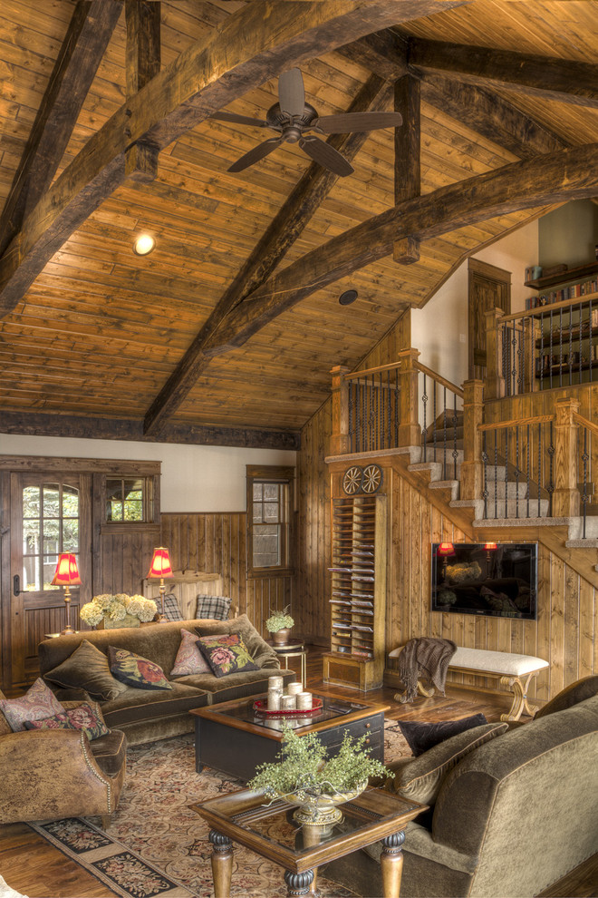 Immagine di un soggiorno rustico di medie dimensioni e aperto con pareti marroni, pavimento in legno massello medio e pavimento marrone