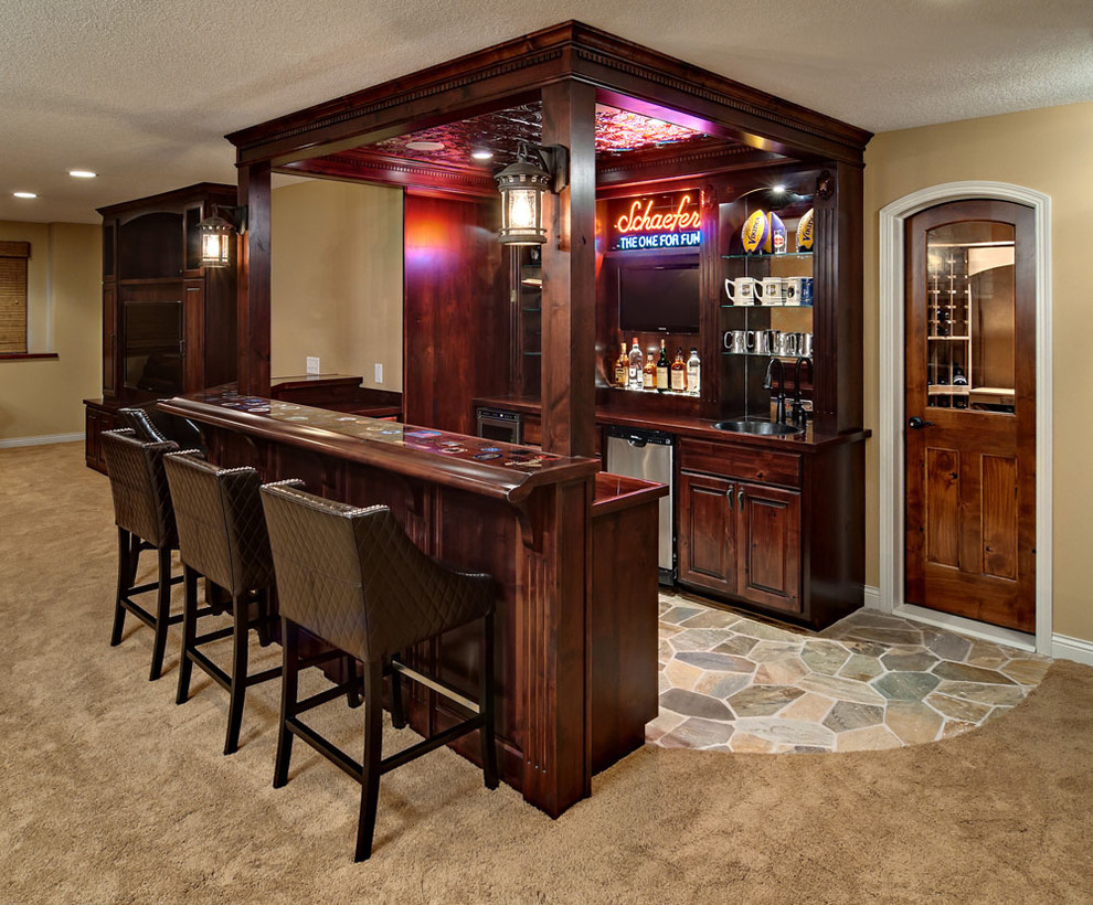 Mittelgroße Klassische Hausbar mit Teppichboden in Minneapolis