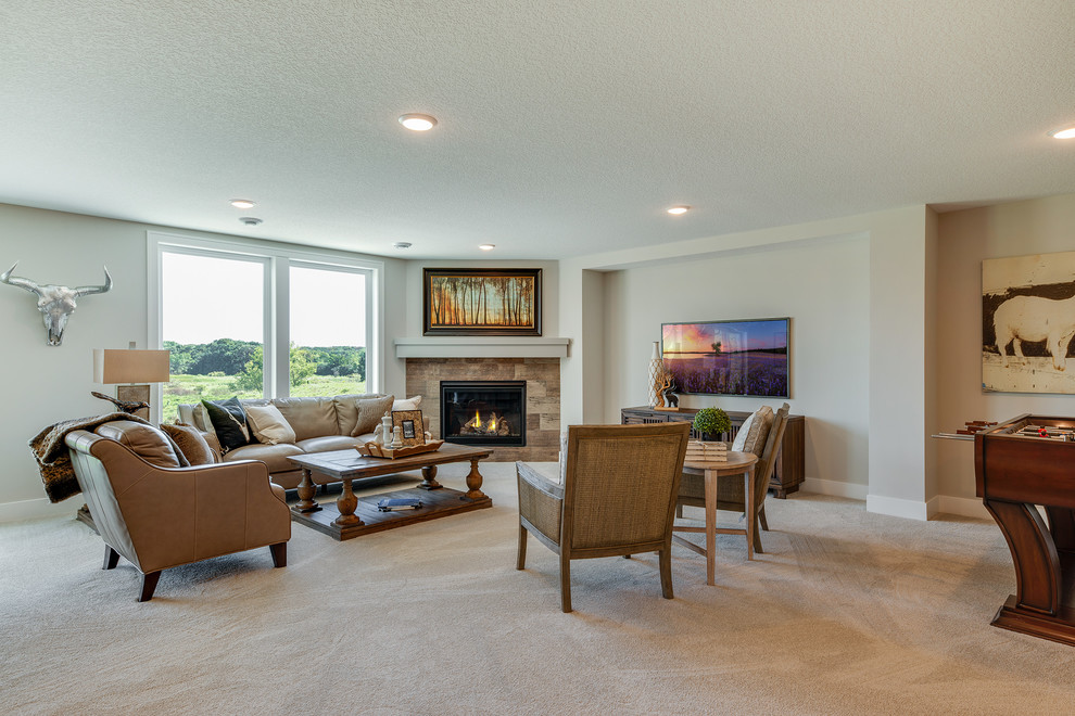 Landhausstil Wohnzimmer mit beiger Wandfarbe, Teppichboden, Kamin, gefliester Kaminumrandung, TV-Wand und beigem Boden in Minneapolis
