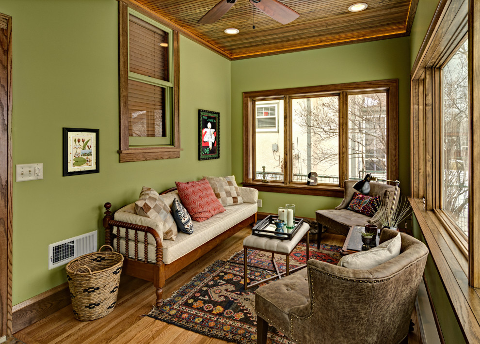 Пример оригинального дизайна: гостиная комната в классическом стиле с зелеными стенами, паркетным полом среднего тона и коричневым полом