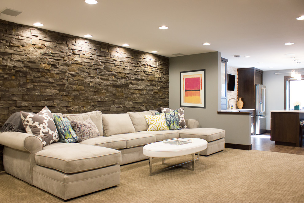 Imagen de sala de estar abierta contemporánea grande sin chimenea con suelo de madera en tonos medios