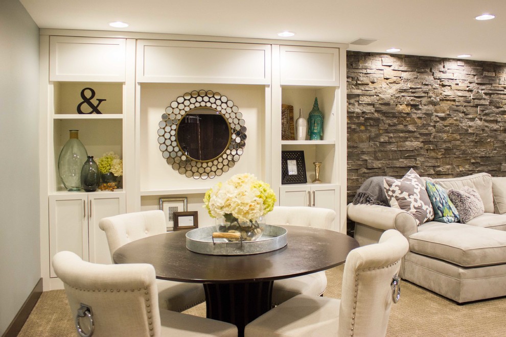 Imagen de sala de estar contemporánea grande sin chimenea con paredes grises y moqueta