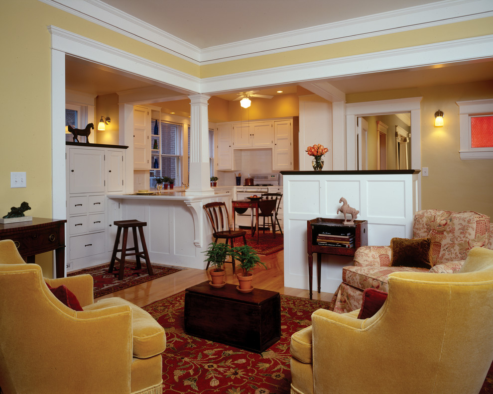 Свежая идея для дизайна: изолированная гостиная комната в классическом стиле с желтыми стенами и паркетным полом среднего тона - отличное фото интерьера