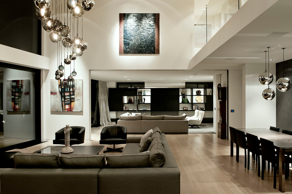 Offenes Modernes Wohnzimmer mit weißer Wandfarbe und hellem Holzboden in Auckland
